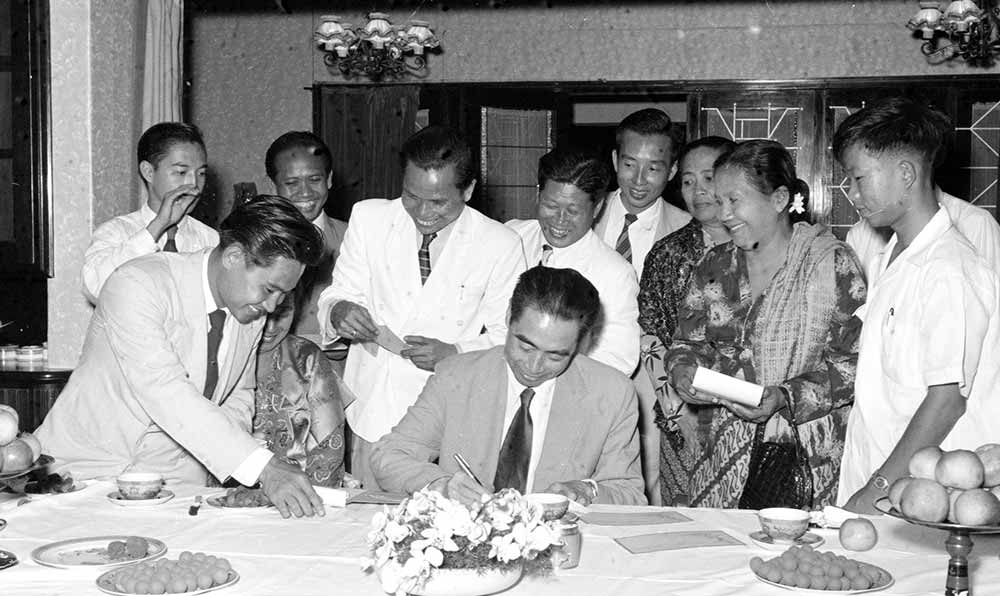 1955年4月25日，為迎接亞非會議而組織的萬隆人民委員會的代表請周恩來總理簽名留念。