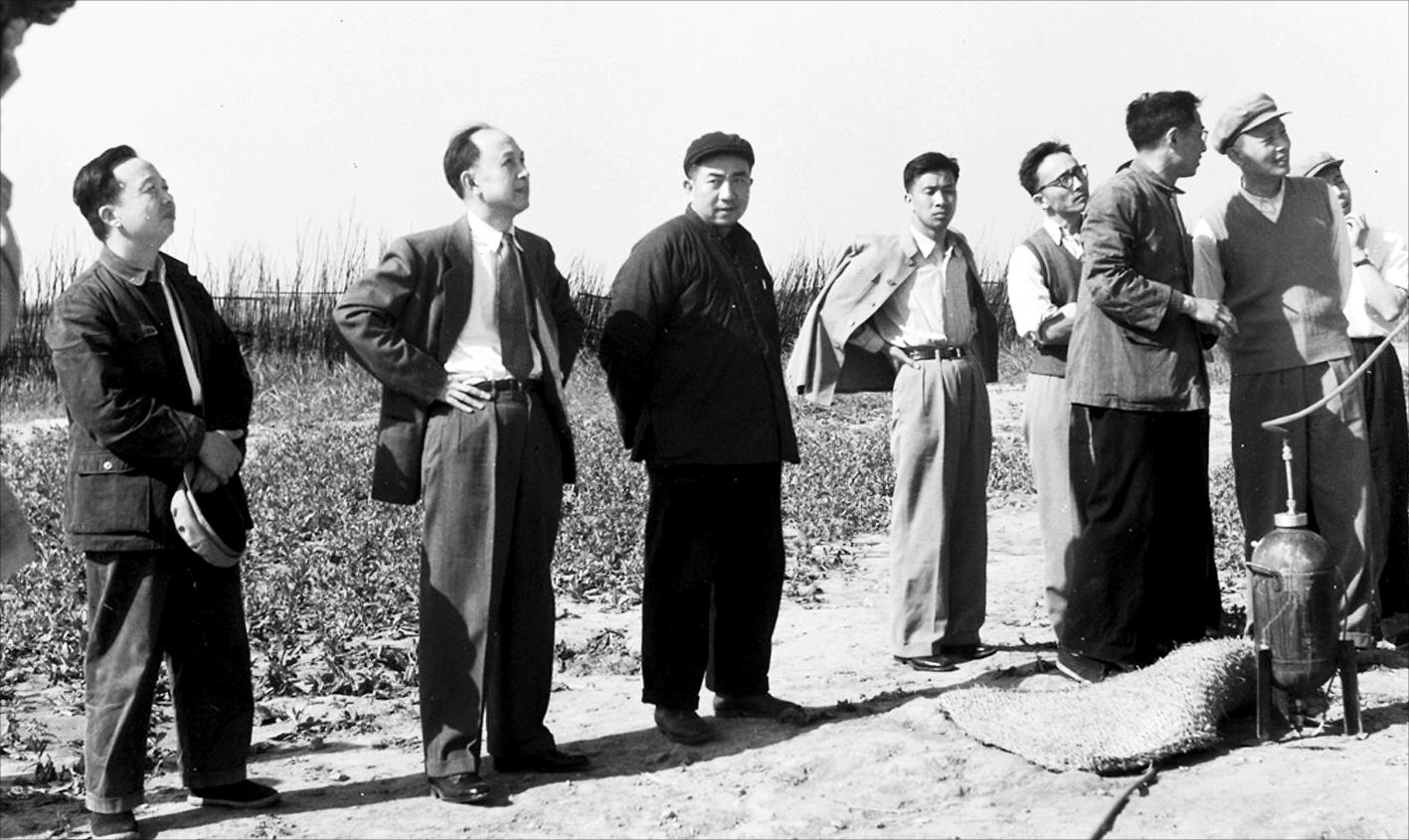 楊南生(右三)陪同錢學(xué)森(左三)觀看T-7M試驗探空火箭的發(fā)射(航天科技集團(tuán)四院提供)
