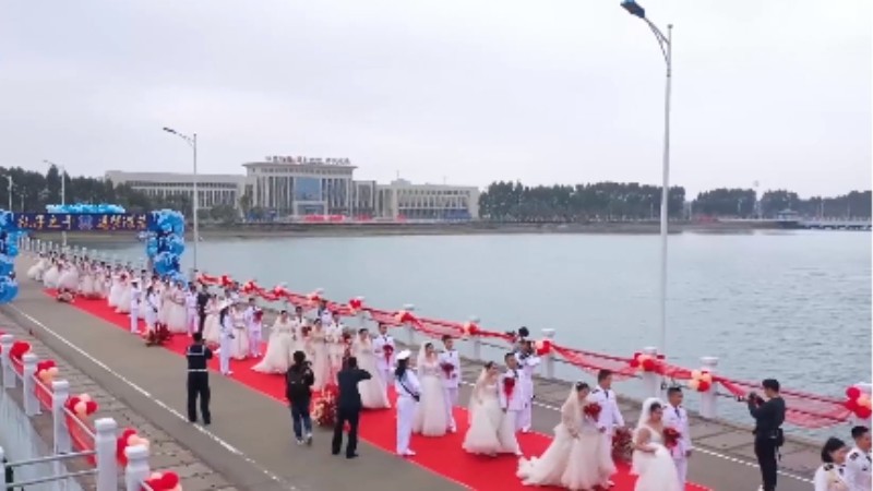 乘風(fēng)破浪來娶你！海軍某部30對新人舉行集體婚禮