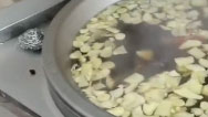 沈陽一企業(yè)熬740鍋紅糖水送26個檢測點，用了千斤紅糖200斤姜