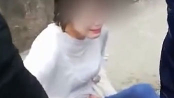 四川一女子墜河欲輕生，兩名消防員一躍而下