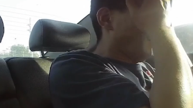 這人啥情況？他在警車上都能睡著