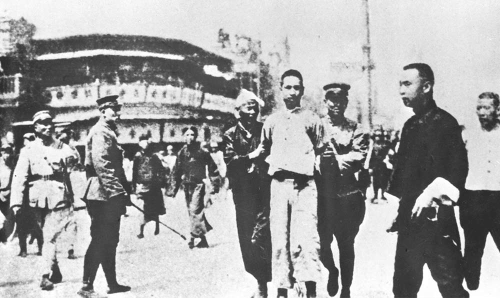 1927年4月12日 “四?一二”反革命政變，國民黨反動派捕殺大批共產(chǎn)黨員和工人、學生、群眾