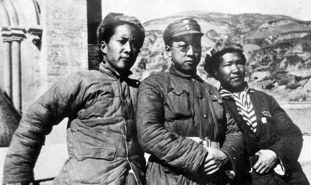 延安魯迅藝術文學院托兒所的阿姨和孩子們。