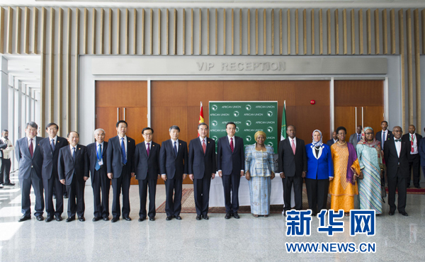 5月5日，中國國務(wù)院總理李克強在亞的斯亞貝巴非洲聯(lián)盟總部會見非盟委員會主席祖馬。這是會見后，李克強同祖馬參加集體合影。新華社記者王曄攝