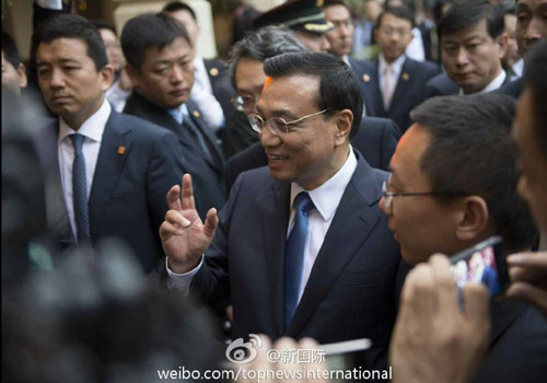 李克強(qiáng)：在非中企了解當(dāng)?shù)匚幕拍茉「?。圖片來(lái)源：“新國(guó)際”微博。