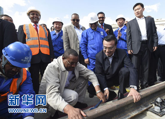 看到中埃雙方員工正在鋪軌作業(yè)，李克強(qiáng)同海爾馬里亞姆一起拿起扳手，擰緊螺絲。新華社記者 李學(xué)仁 攝