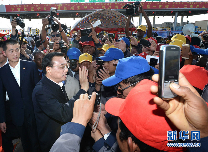 5月5日，中國(guó)國(guó)務(wù)院總理李克強(qiáng)與埃塞俄比亞總理海爾馬里亞姆共同出席亞的斯亞貝巴-阿達(dá)瑪高速公路一期竣工揭牌典禮，并為二期工程開工奠基剪彩。這是典禮結(jié)束后，李克強(qiáng)同工程施工人員親切交談。新華社記者 李濤 攝 