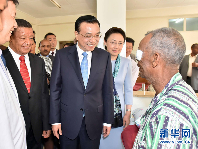 5月6日，中國國務(wù)院總理李克強與埃塞俄比亞總統(tǒng)穆拉圖一同來到亞的斯亞貝巴阿勒塔醫(yī)院，看望受益于中國免費白內(nèi)障手術(shù)“光明行”活動的埃塞俄比亞患者。新華社記者 李濤 攝 