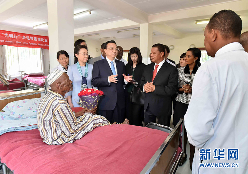 5月6日，中國國務(wù)院總理李克強與埃塞俄比亞總統(tǒng)穆拉圖一同來到亞的斯亞貝巴阿勒塔醫(yī)院，看望受益于中國免費白內(nèi)障手術(shù)“光明行”活動的埃塞俄比亞患者。新華社記者 李濤 攝 
