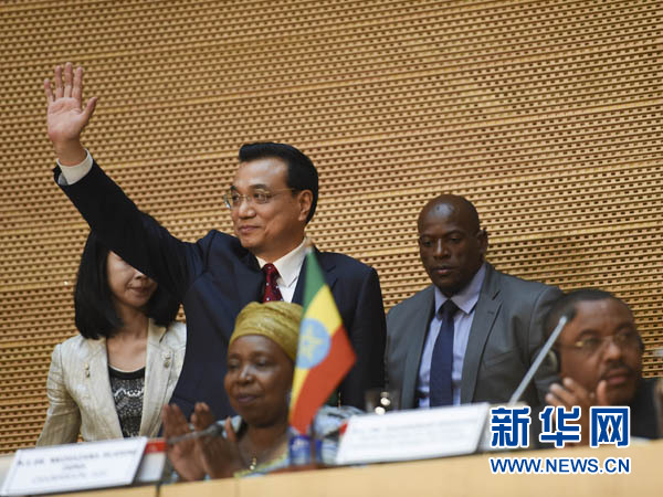 5月5日，中國國務院總理李克強在位于亞的斯亞貝巴的非洲聯(lián)盟總部發(fā)表題為《開創(chuàng)中非合作更加美好的未來》的演講。這是李克強步入會場時向聽眾揮手致意。新華社記者 李學仁 攝 