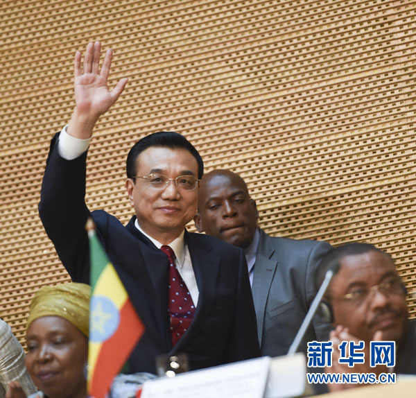 5月5日，中國國務院總理李克強在位于亞的斯亞貝巴的非洲聯(lián)盟總部發(fā)表題為《開創(chuàng)中非合作更加美好的未來》的演講。這是李克強步入會場時向聽眾揮手致意。新華社記者 李學仁 攝 