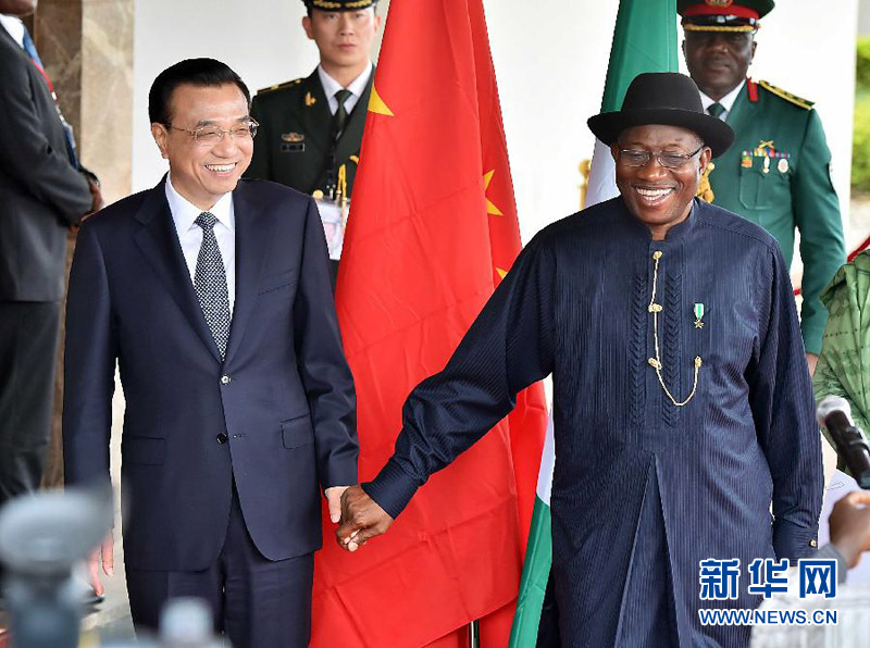 5月7日，中國(guó)國(guó)務(wù)院總理李克強(qiáng)在阿布賈與尼日利亞總統(tǒng)喬納森會(huì)談后共同會(huì)見記者，并回答記者提問(wèn)。 新華社記者李濤攝 
