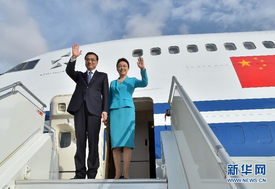 5月8日，應安哥拉總統(tǒng)多斯桑托斯邀請，中國國務院總理李克強乘專機抵達羅安達二月四日國際機場，開始對安哥拉進行正式訪問。李克強總理夫人程虹同機抵達。新華社記者 李濤 攝 