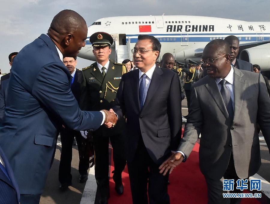  5月8日，應安哥拉總統(tǒng)多斯桑托斯邀請，中國國務院總理李克強乘專機抵達羅安達二月四日國際機場，開始對安哥拉進行正式訪問。這是安哥拉副總統(tǒng)維森特（右一）到機場迎接李克強總理。新華社記者 李濤 攝 