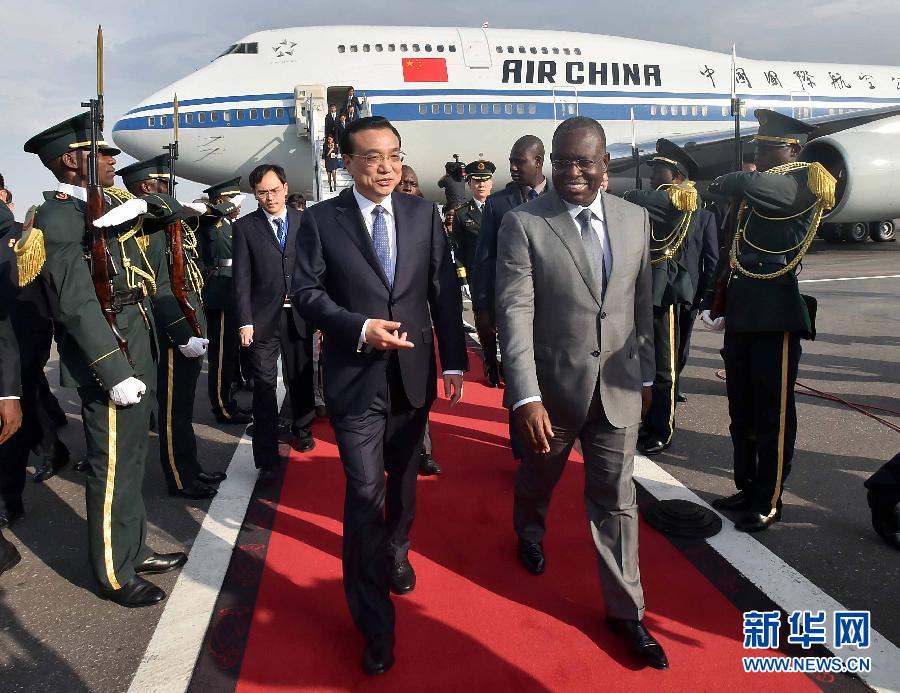 5月8日，應安哥拉總統(tǒng)多斯桑托斯邀請，國務院總理李克強乘專機抵達羅安達二月四日國際機場，開始對安哥拉進行正式訪問。這是安哥拉副總統(tǒng)維森特到機場迎接李克強總理。新華社記者 李濤 攝 