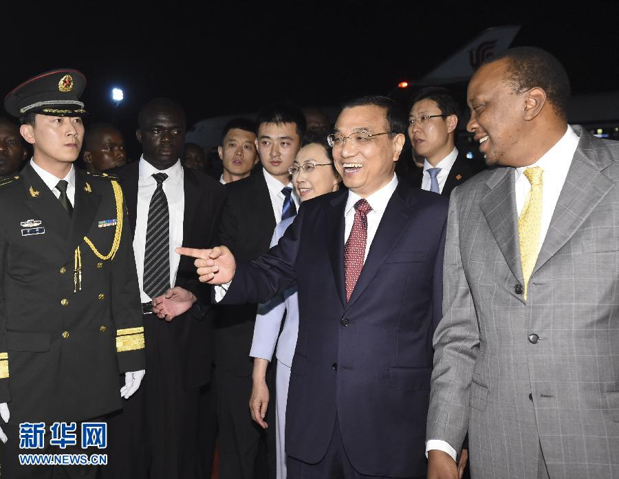 5月9日，應肯尼亞總統(tǒng)肯雅塔邀請，中國國務院總理李克強乘專機抵達內(nèi)羅畢肯雅塔國際機場，開始對肯尼亞進行正式訪問。李克強總理夫人程虹同機抵達?？夏醽喛偨y(tǒng)肯雅塔和副總統(tǒng)魯托率肯政府高級官員到機場迎接。新華社記者 李學仁 攝 