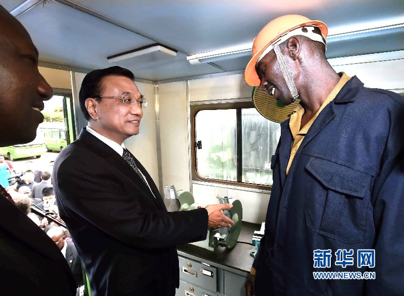 5月11日，國務(wù)院總理李克強參觀肯尼亞國家青年服務(wù)隊。這是李克強與服務(wù)隊隊員親切交談。 新華社記者 李濤 攝