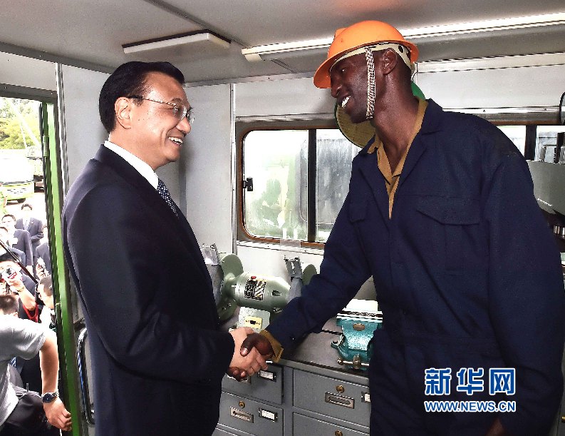 5月11日，中國國務(wù)院總理李克強參觀肯尼亞國家青年服務(wù)隊。這是李克強與服務(wù)隊隊員親切交談。 新華社記者 李濤 攝