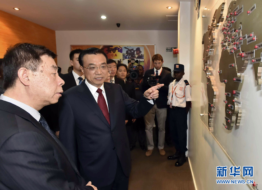 5月11日，中國(guó)國(guó)務(wù)院總理李克強(qiáng)在肯尼亞首都內(nèi)羅畢看望并慰問(wèn)中央電視臺(tái)非洲分臺(tái)員工。 新華社記者 李濤 攝 