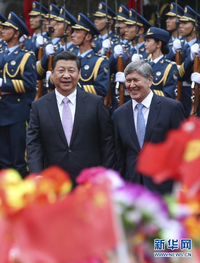 會談前，習(xí)近平在上海西郊會議中心廣場為阿坦巴耶夫舉行歡迎儀式。新華社記者 蘭紅光 攝 