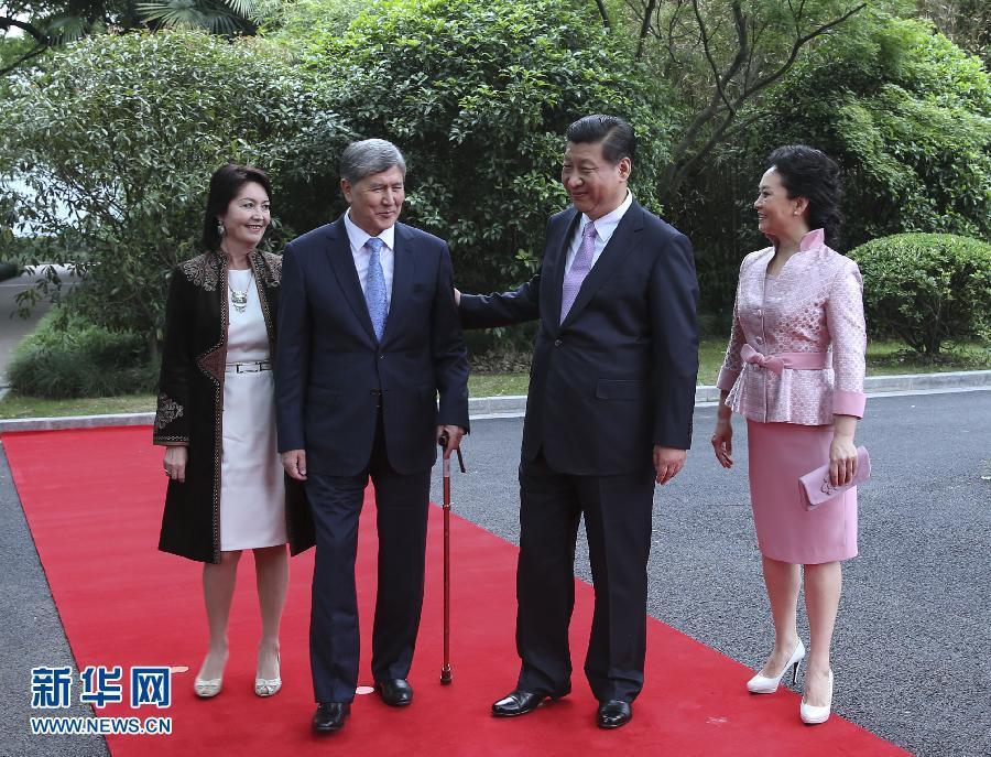 會談前，習(xí)近平在上海西郊會議中心廣場為阿坦巴耶夫舉行歡迎儀式。新華社記者 蘭紅光 攝 