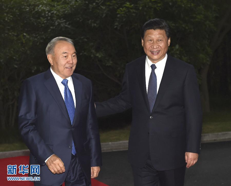  5月19日，中國國家主席習近平在上海同哈薩克斯坦總統(tǒng)納扎爾巴耶夫舉行會談。這是會談前，習近平在上海西郊會議中心廣場為納扎爾巴耶夫舉行歡迎儀式。新華社記者 馬占成 攝 
