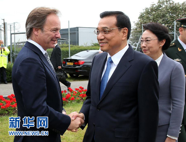 6月16日，應(yīng)英國首相卡梅倫邀請，國務(wù)院總理李克強乘專機抵達(dá)倫敦希思羅機場，開始對英國進(jìn)行正式訪問。李克強總理夫人程虹同機抵達(dá)。這是英國政府高級官員到機場迎接李克強總理和夫人。新華社記者 龐興雷 攝