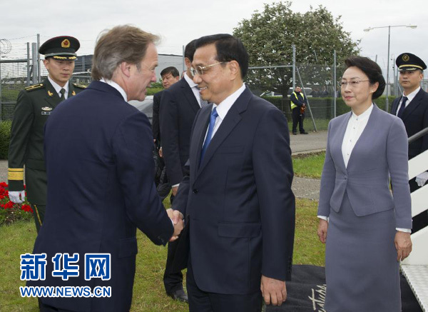 6月16日，應(yīng)英國首相卡梅倫邀請，國務(wù)院總理李克強乘專機抵達(dá)倫敦希思羅機場，開始對英國進(jìn)行正式訪問。李克強總理夫人程虹同機抵達(dá)。這是英國政府高級官員到機場迎接李克強總理和夫人。新華社記者 黃敬文 攝