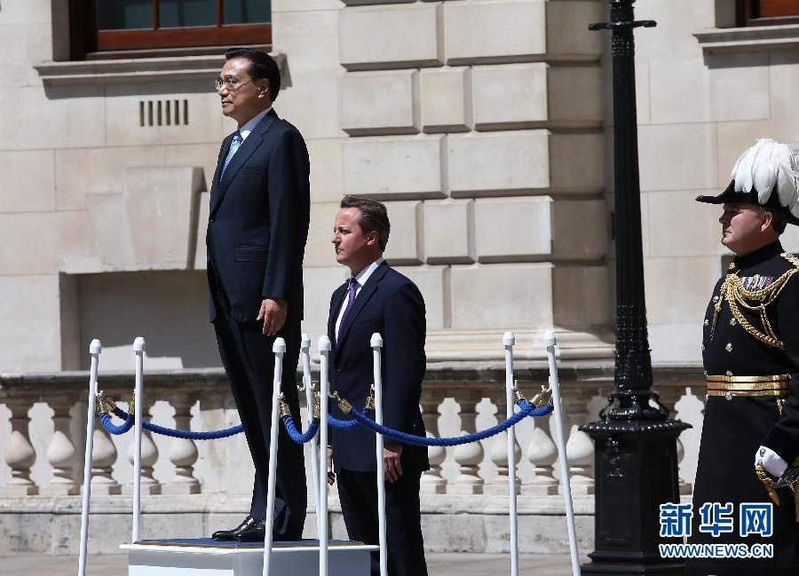 6月17日，中國國務(wù)院總理李克強在倫敦唐寧街10號首相府同英國首相卡梅倫舉行中英總理年度會晤。這是會晤前，卡梅倫為李克強舉行隆重的歡迎儀式。新華社記者 龐興雷 攝 