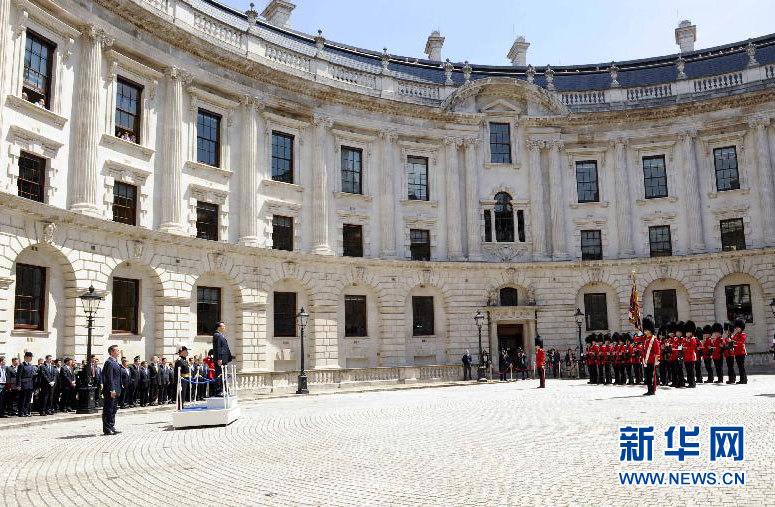 6月17日，中國國務(wù)院總理李克強在倫敦唐寧街10號首相府同英國首相卡梅倫舉行中英總理年度會晤。這是會晤前，卡梅倫為李克強舉行隆重的歡迎儀式。新華社記者 張鐸 攝 