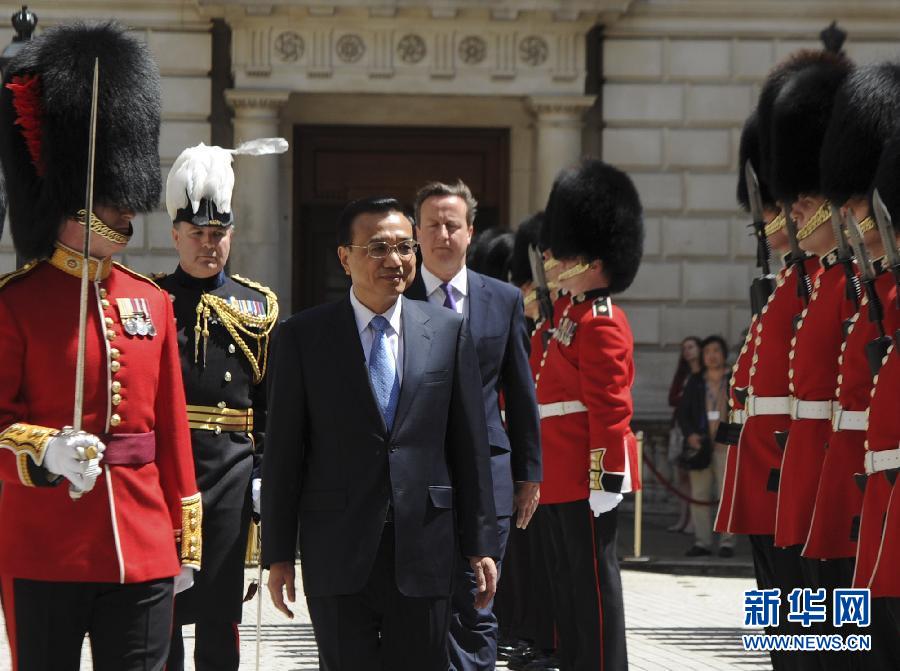 6月17日，中國國務(wù)院總理李克強在倫敦唐寧街10號首相府同英國首相卡梅倫舉行中英總理年度會晤。這是會晤前，卡梅倫為李克強舉行隆重的歡迎儀式。新華社記者 張鐸 攝  