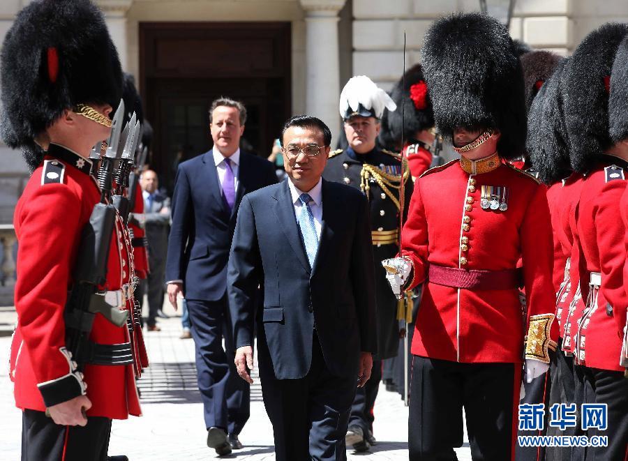 6月17日，國務(wù)院總理李克強在倫敦唐寧街10號首相府同英國首相卡梅倫舉行中英總理年度會晤。這是會晤前，卡梅倫為李克強舉行隆重的歡迎儀式。新華社記者 龐興雷 攝