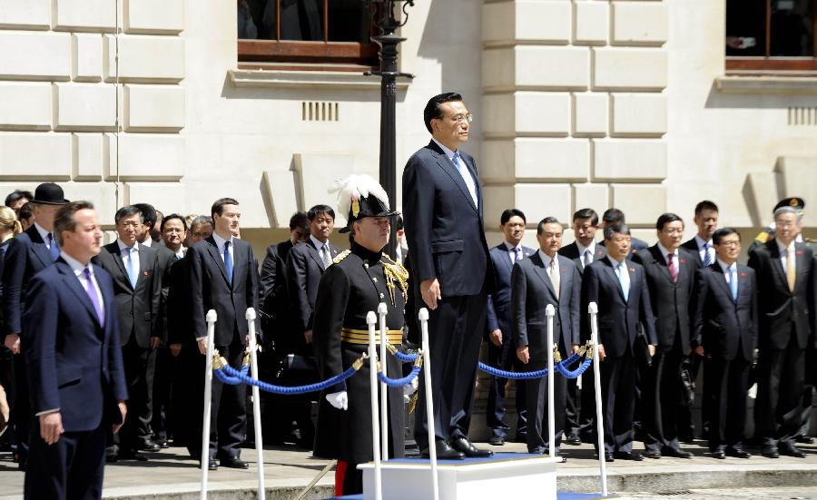 6月17日，中國國務(wù)院總理李克強在倫敦唐寧街10號首相府同英國首相卡梅倫舉行中英總理年度會晤。這是會晤前，卡梅倫為李克強舉行隆重的歡迎儀式。新華社記者 張鐸 攝 