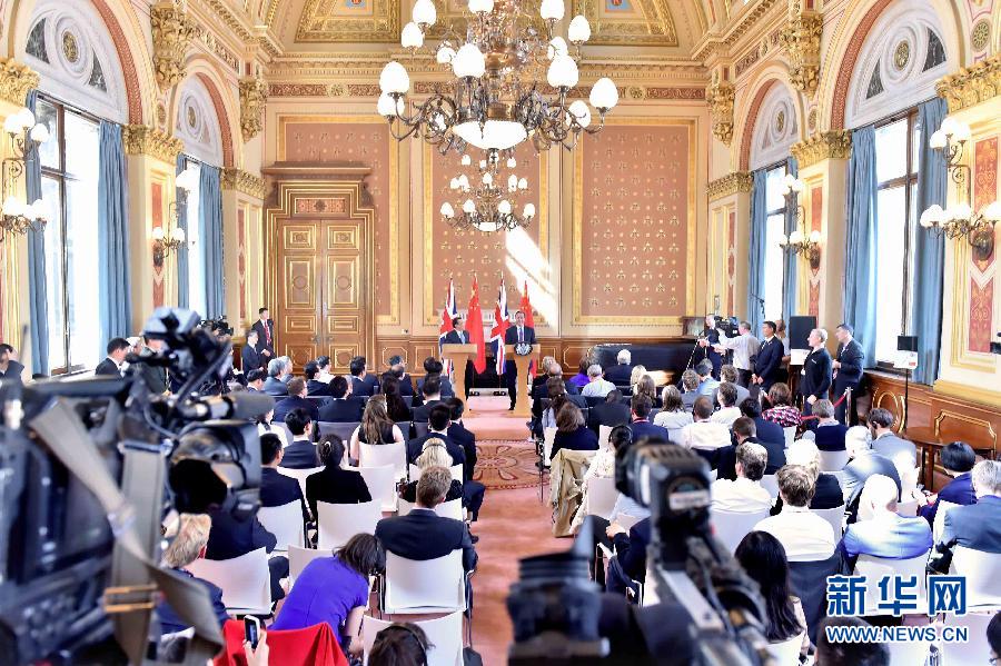6月17日，中國(guó)國(guó)務(wù)院總理李克強(qiáng)同英國(guó)首相卡梅倫在倫敦舉行中英總理年度會(huì)晤后共同會(huì)見(jiàn)記者。新華社記者 李濤 攝