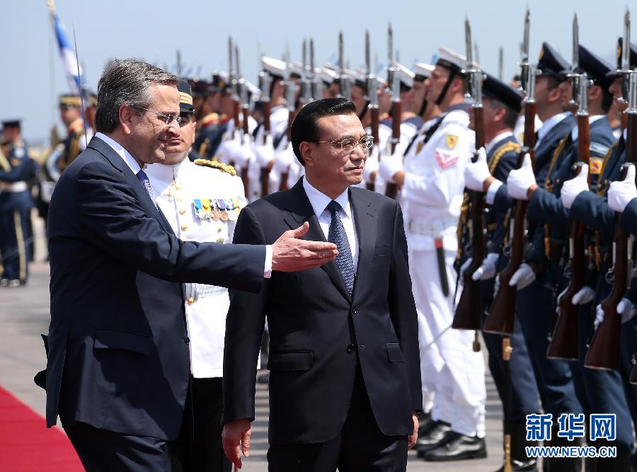 6月19日，國(guó)務(wù)院總理李克強(qiáng)乘專(zhuān)機(jī)抵達(dá)雅典國(guó)際機(jī)場(chǎng)，開(kāi)始對(duì)希臘進(jìn)行正式訪問(wèn)。希臘總理薩馬拉斯在機(jī)場(chǎng)為李克強(qiáng)舉行隆重的歡迎儀式。這是李克強(qiáng)在薩馬拉斯的陪同下檢閱儀仗隊(duì)。新華社記者 龐興雷 攝  