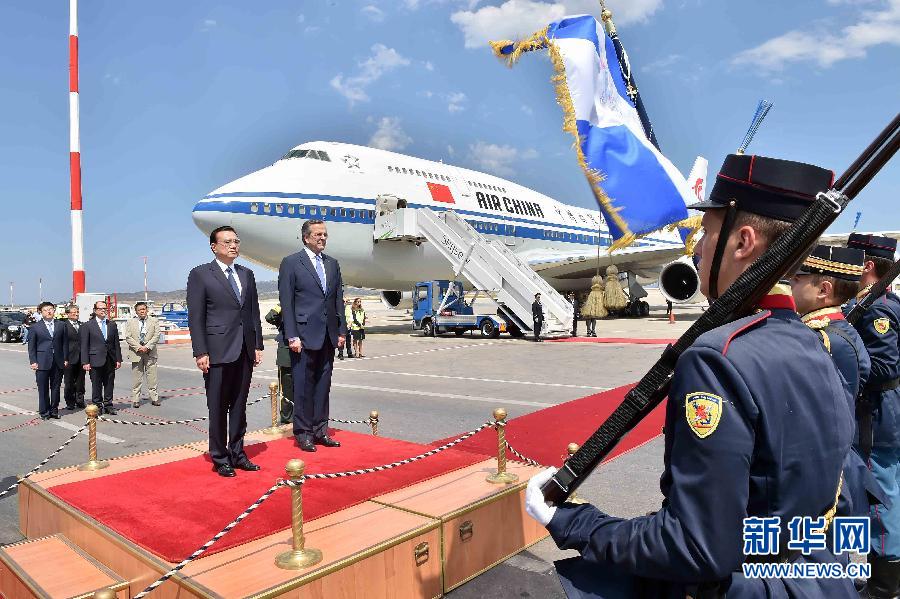 6月19日，國(guó)務(wù)院總理李克強(qiáng)乘專(zhuān)機(jī)抵達(dá)雅典國(guó)際機(jī)場(chǎng)，開(kāi)始對(duì)希臘進(jìn)行正式訪問(wèn)。希臘總理薩馬拉斯在機(jī)場(chǎng)為李克強(qiáng)舉行隆重的歡迎儀式。新華社記者 李濤 攝