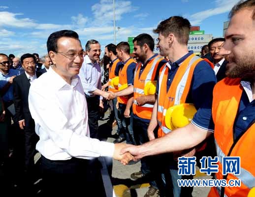 6月20日，國務院總理李克強與希臘總理薩馬拉斯共同考察中國遠洋運輸集團比雷埃夫斯集裝箱碼頭。這是李克強和薩馬拉斯來到3號碼頭，同碼頭工人親切交流。新華社記者 李濤 攝 