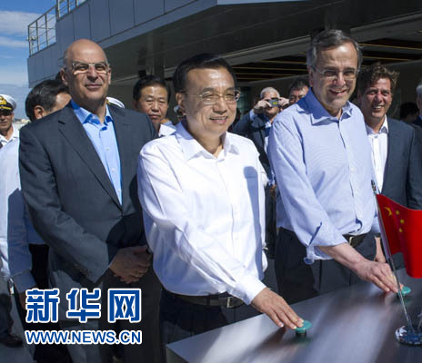 這是李克強與薩馬拉斯共同發(fā)出指令，一列滿載中國貨物的列車緩緩駛出比雷埃夫斯港，開往中東歐目的地。新華社記者 王曄 攝