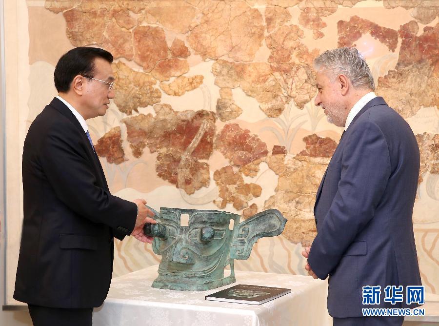 6月21日，國務(wù)院總理李克強(qiáng)與希臘總理薩馬拉斯共同出席希臘伊拉克利翁博物館新館開館儀式并發(fā)表講話。這是李克強(qiáng)向伊拉克利翁博物館贈送三星堆出土文物復(fù)制品。新華社記者 龐興雷 攝 