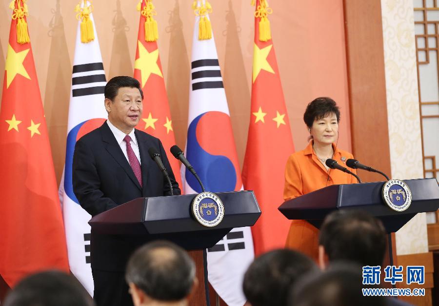 7月3日，國(guó)家主席習(xí)近平在首爾同韓國(guó)總統(tǒng)樸槿惠舉行會(huì)談。會(huì)談后，兩國(guó)元首共同會(huì)見(jiàn)記者。 新華社記者姚大偉攝