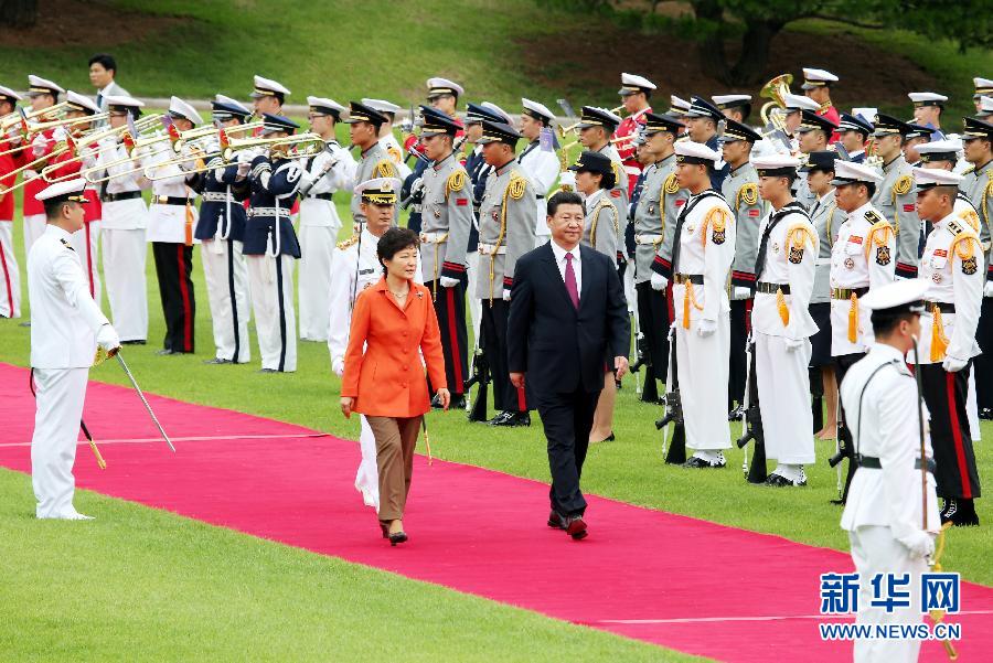 7月3日，國(guó)家主席習(xí)近平在首爾同韓國(guó)總統(tǒng)樸槿惠舉行會(huì)談。會(huì)談前，樸槿惠在青瓦臺(tái)總統(tǒng)府為習(xí)近平舉行隆重歡迎儀式。 新華社記者姚大偉攝