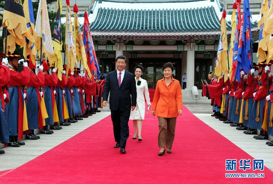 7月3日，國(guó)家主席習(xí)近平在首爾同韓國(guó)總統(tǒng)樸槿惠舉行會(huì)談。會(huì)談前，樸槿惠在青瓦臺(tái)總統(tǒng)府為習(xí)近平舉行隆重歡迎儀式。 新華社記者饒愛(ài)民攝 