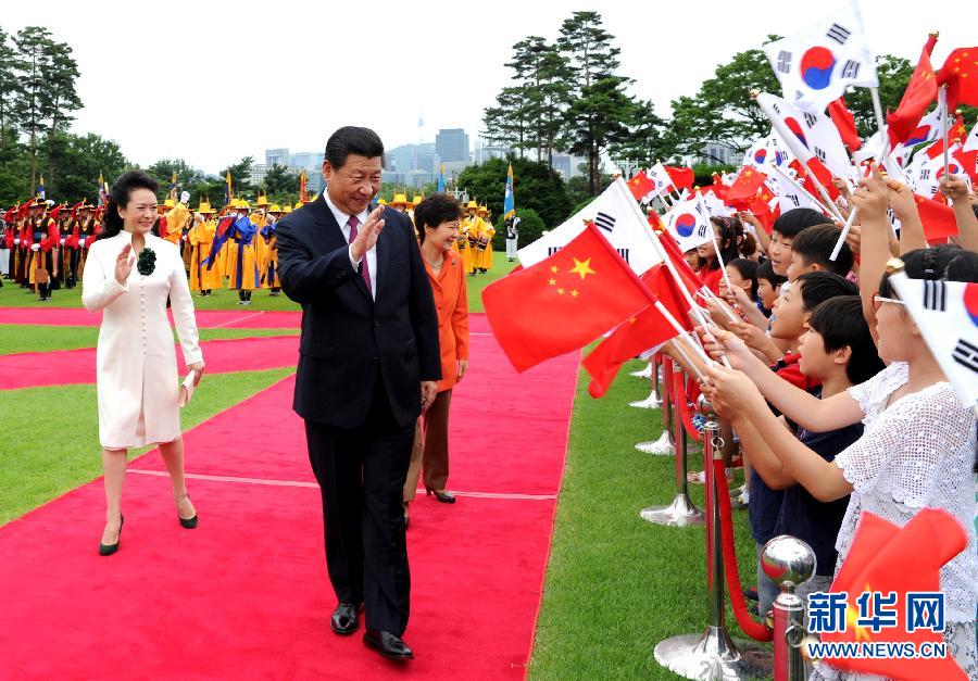 7月3日，國(guó)家主席習(xí)近平在首爾同韓國(guó)總統(tǒng)樸槿惠舉行會(huì)談。會(huì)談前，樸槿惠在青瓦臺(tái)總統(tǒng)府為習(xí)近平舉行隆重歡迎儀式。 新華社記者饒愛(ài)民攝 