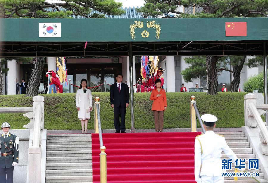 7月3日，國(guó)家主席習(xí)近平在首爾同韓國(guó)總統(tǒng)樸槿惠舉行會(huì)談。會(huì)談前，樸槿惠在青瓦臺(tái)總統(tǒng)府為習(xí)近平舉行隆重歡迎儀式。 新華社記者丁林?jǐn)z 