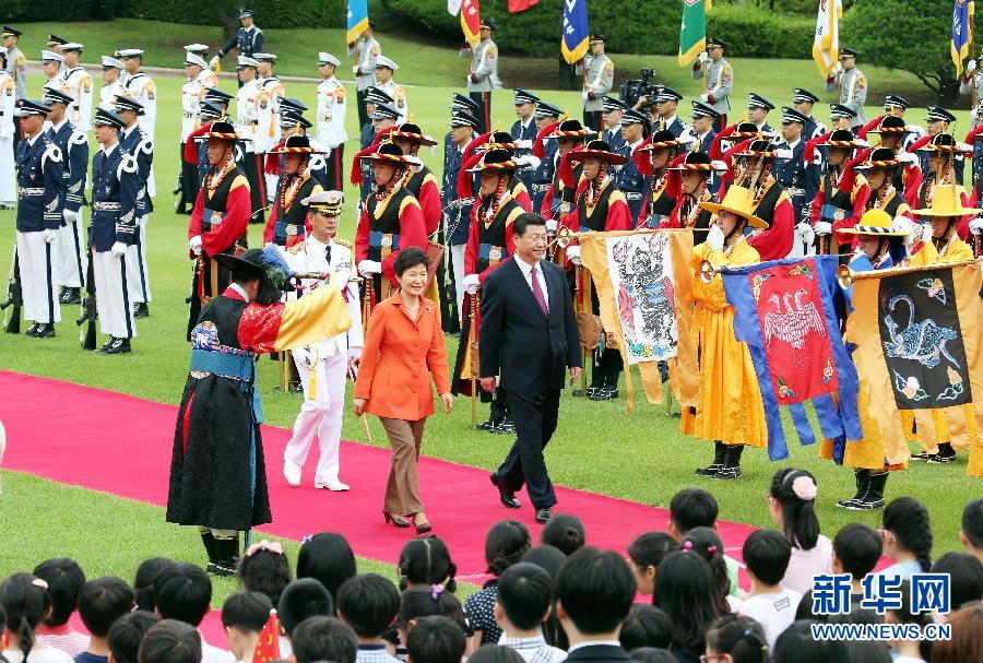 7月3日，國(guó)家主席習(xí)近平在首爾同韓國(guó)總統(tǒng)樸槿惠舉行會(huì)談。會(huì)談前，樸槿惠在青瓦臺(tái)總統(tǒng)府為習(xí)近平舉行隆重歡迎儀式。 新華社記者姚大偉攝 