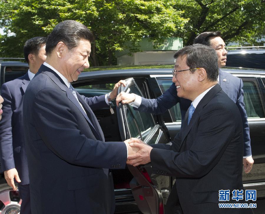 7月4日，國家主席習(xí)近平在韓國國立首爾大學(xué)發(fā)表題為《共創(chuàng)中韓合作未來　同襄亞洲振興繁榮》的重要演講。這是首爾大學(xué)校長吳然天迎接習(xí)近平主席。新華社記者 謝環(huán)馳 攝 