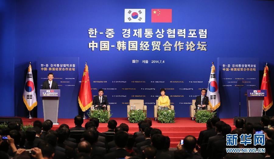 7月4日，國(guó)家主席習(xí)近平在首爾與韓國(guó)總統(tǒng)樸槿惠共同出席中韓經(jīng)貿(mào)合作論壇。習(xí)近平發(fā)表題為《攜手合作，共創(chuàng)未來》的重要講話。 新華社記者蘭紅光 攝  