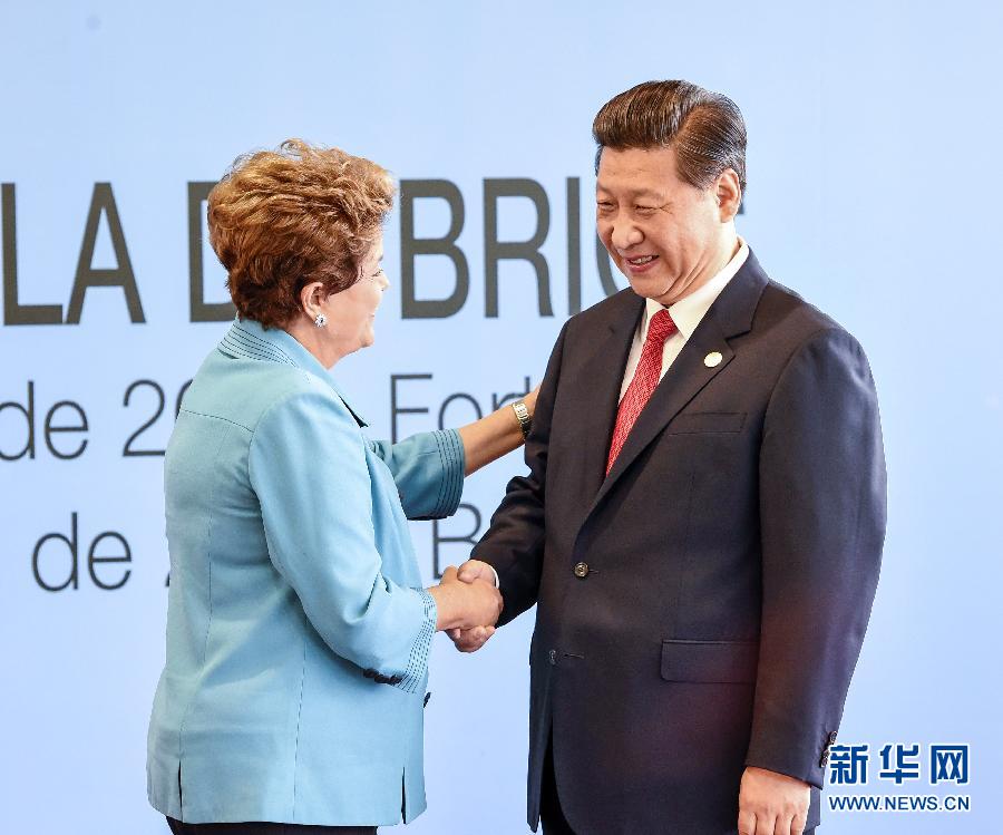 7月15日，國(guó)家主席習(xí)近平在巴西福塔萊薩出席金磚國(guó)家領(lǐng)導(dǎo)人第六次會(huì)晤。這是巴西總統(tǒng)羅塞夫迎接習(xí)近平主席。 新華社記者 李學(xué)仁 攝  