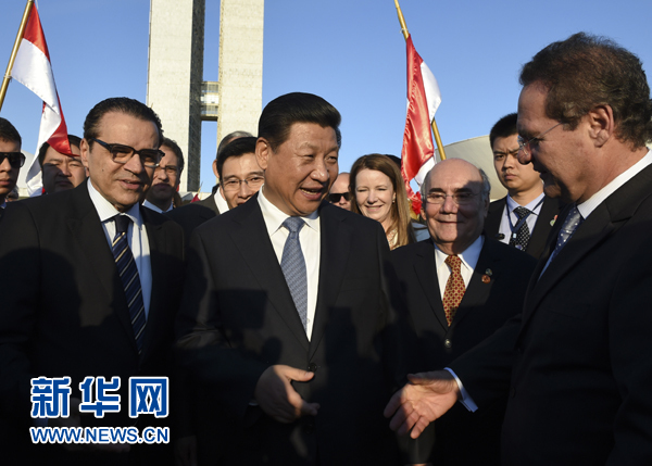 7月16日，國(guó)家主席習(xí)近平在巴西利亞會(huì)見(jiàn)巴西參議長(zhǎng)卡列羅斯（前右）和眾議長(zhǎng)阿爾維斯（前左）。 新華社記者 李學(xué)仁 攝 
